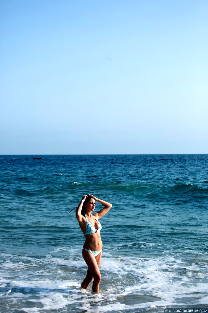 mooie-vrouw-naakt-op-het-strand-0003
