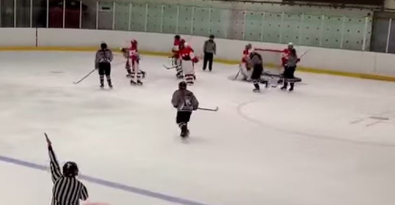 Russische meisje breekt ijshockeystick op hoofd Amerikaanse tegenstandster