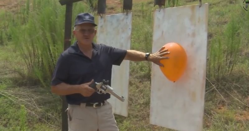 Wereldrecord schieten met een 9MM revolver, 1000 yard