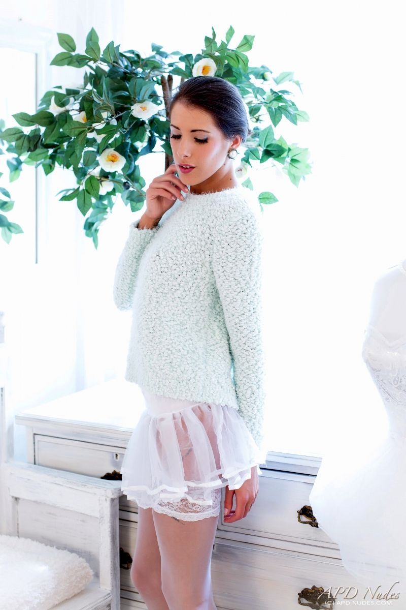 sexy-ballerina-in-lingerie-01