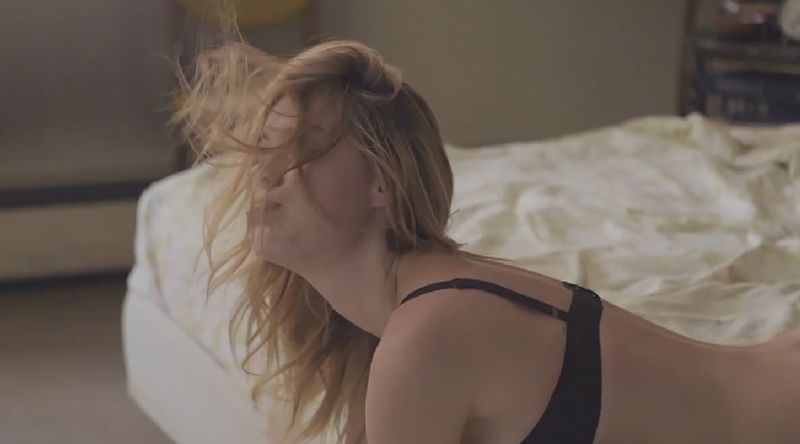 Camille Rowe geeft Franse les