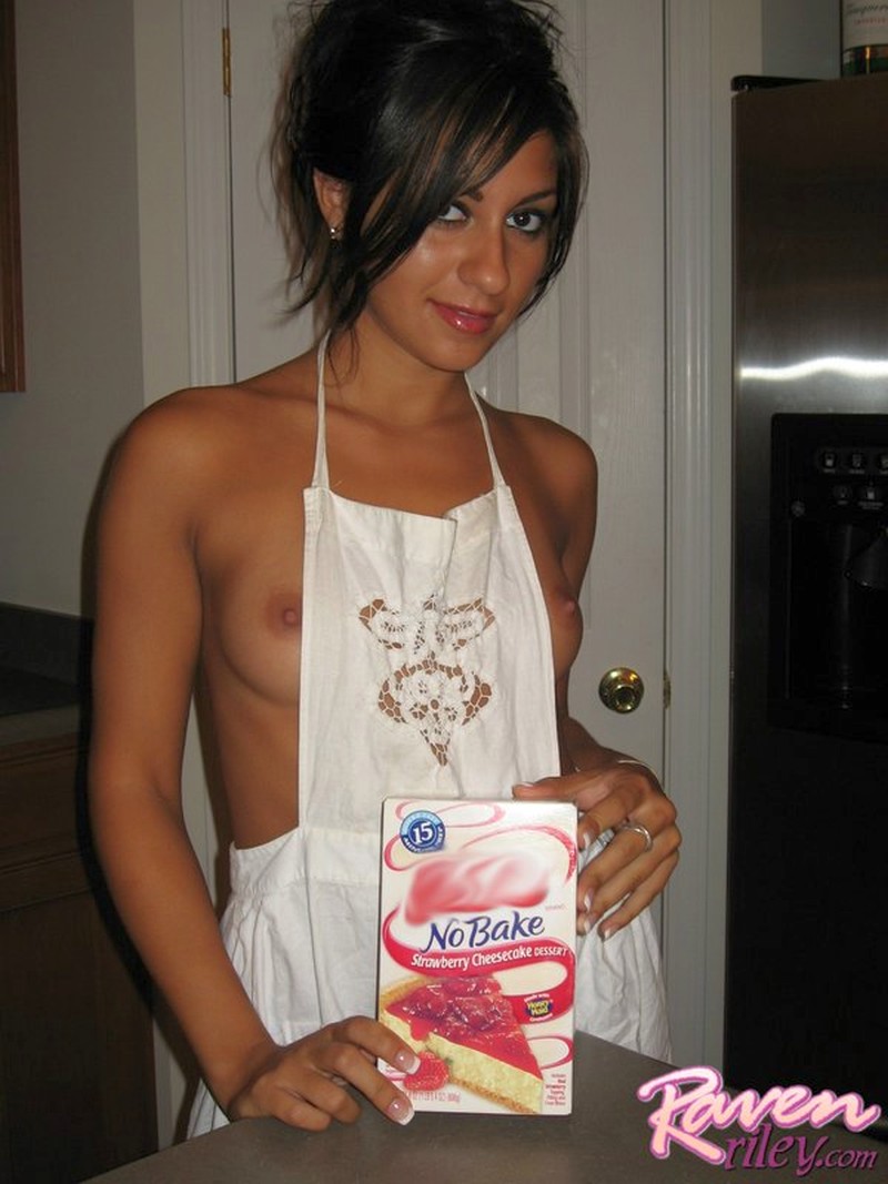 In je blootje een kwarktaart klaarmaken 1 naakt-in-de-keuken-taart-maken-01