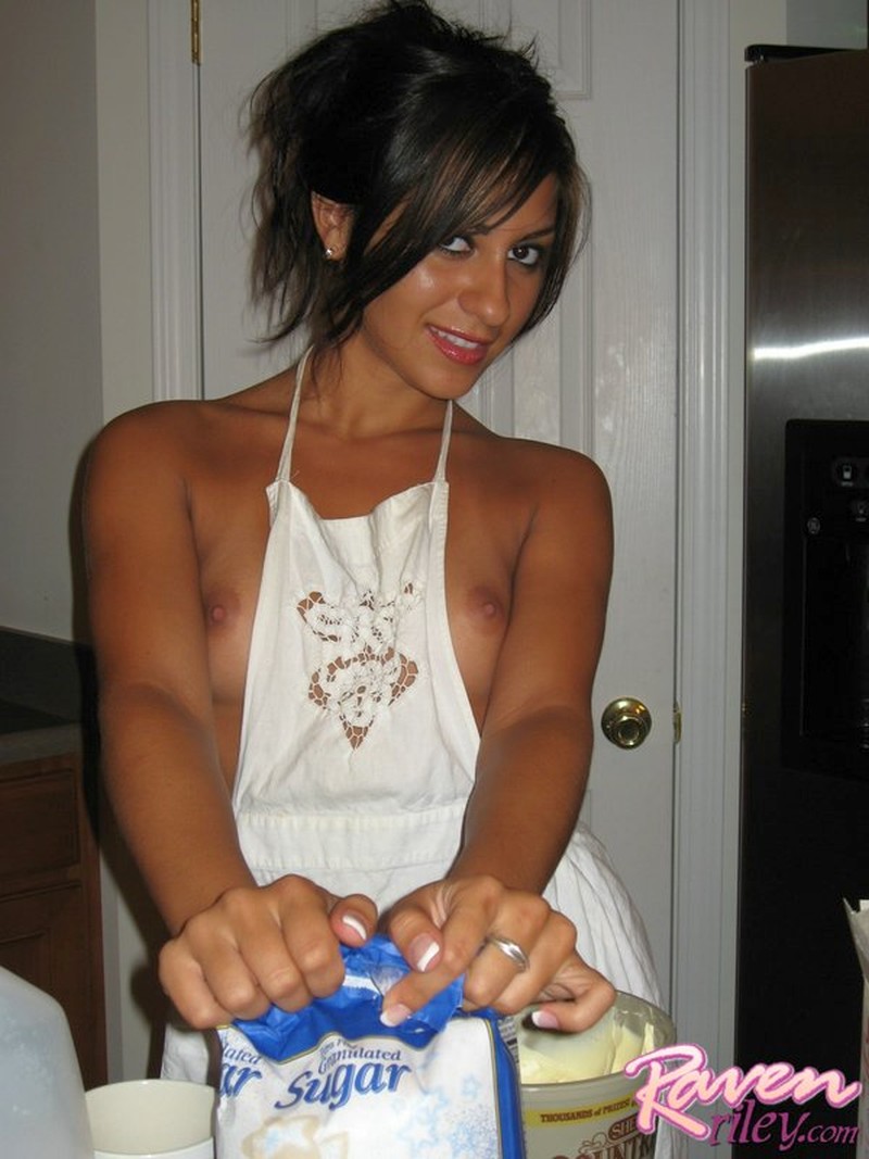 In je blootje een kwarktaart klaarmaken 5 naakt-in-de-keuken-taart-maken-05