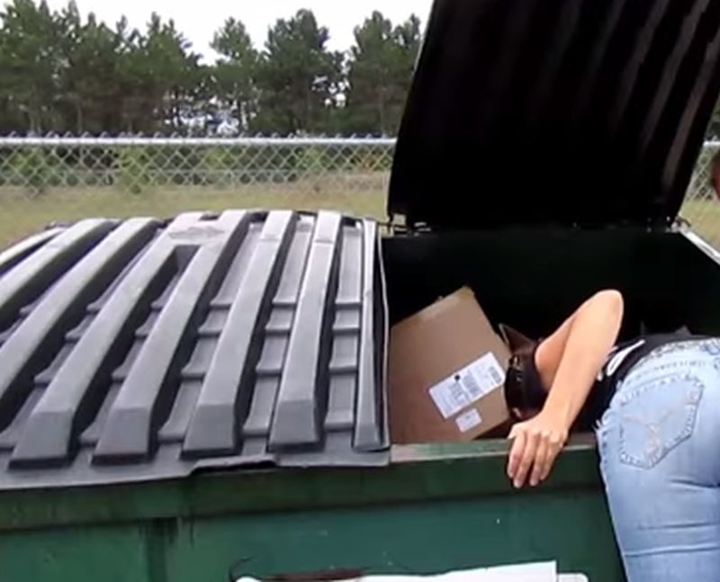 Stelletje doet aan neuken in de vuilniscontainer