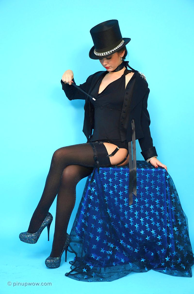 sexy-magician-in-lingerie-and-topless-02