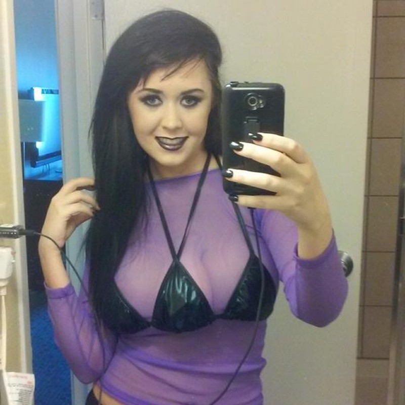 Vrouw neemt derde tiet, wil onaantrekkelijk gevonden worden 1 vrouw-neemt-derde-tiet-800