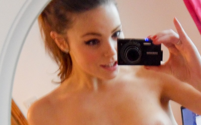 18-jarig meisje, grote tieten, maakt graag blote selfies