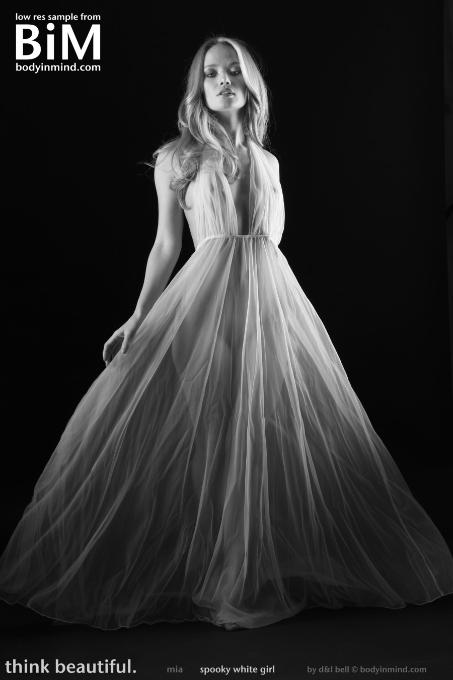 mooie-vrouw-in-een-lange-jurk-01