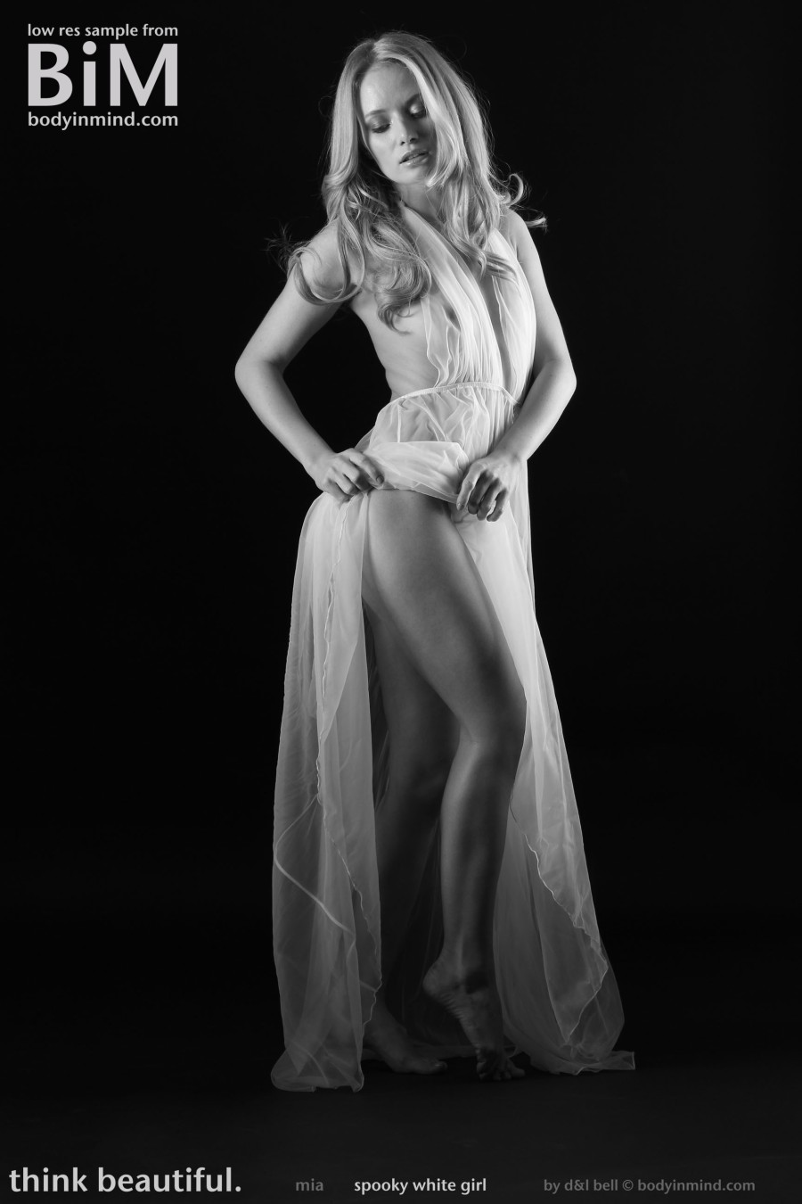 mooie-vrouw-in-een-lange-jurk-03