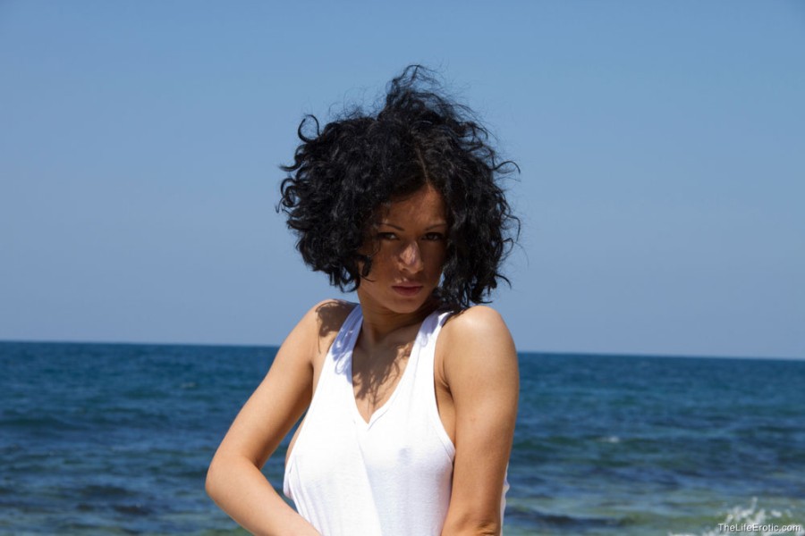 vrouw-grote-borsten-naakt-op-het-strand--01