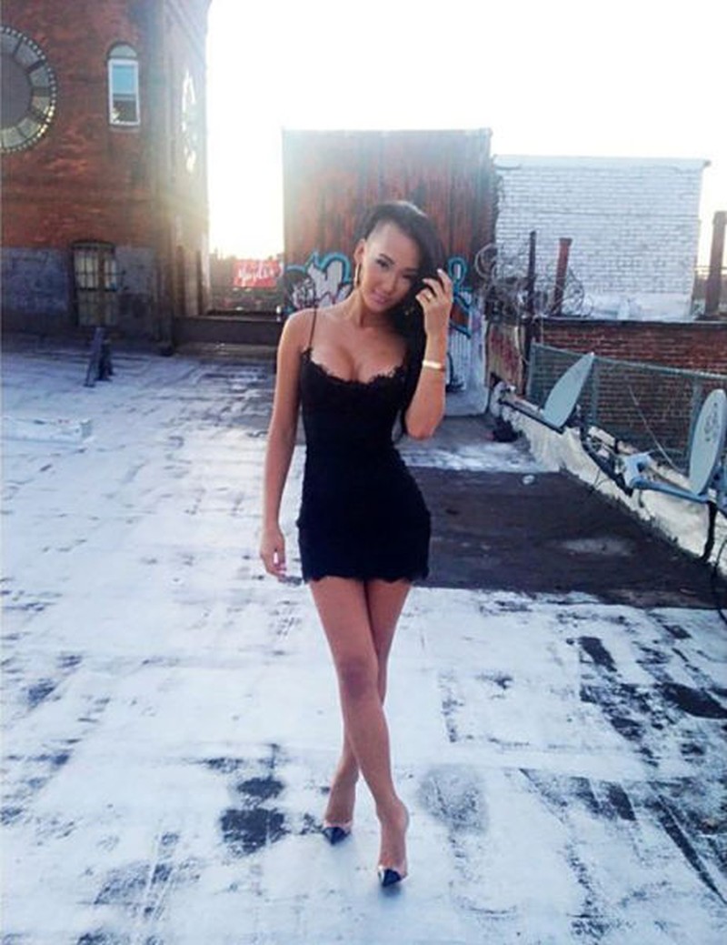 woman-in-tight-dresses-selfies-22