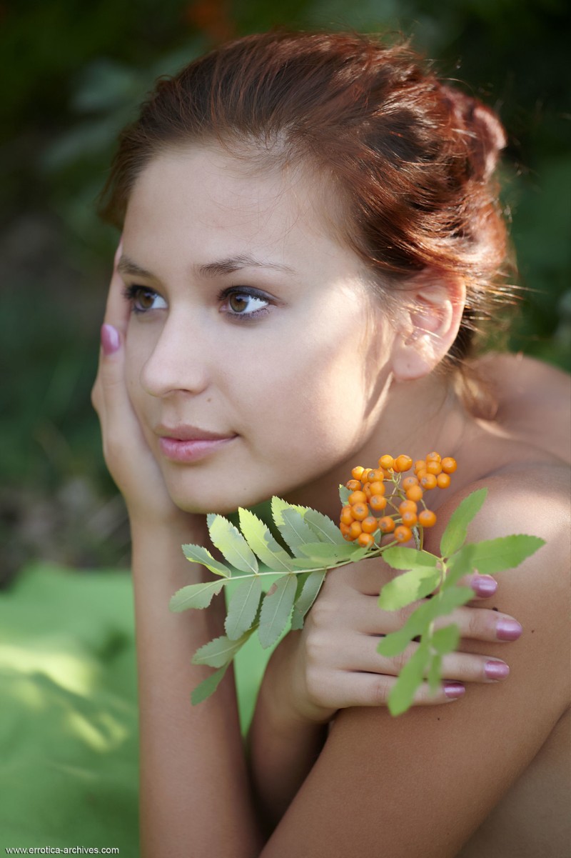 afrodita-naked-in-the-woods-01