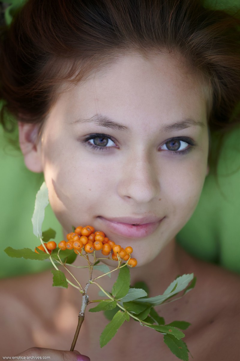 afrodita-naked-in-the-woods-15