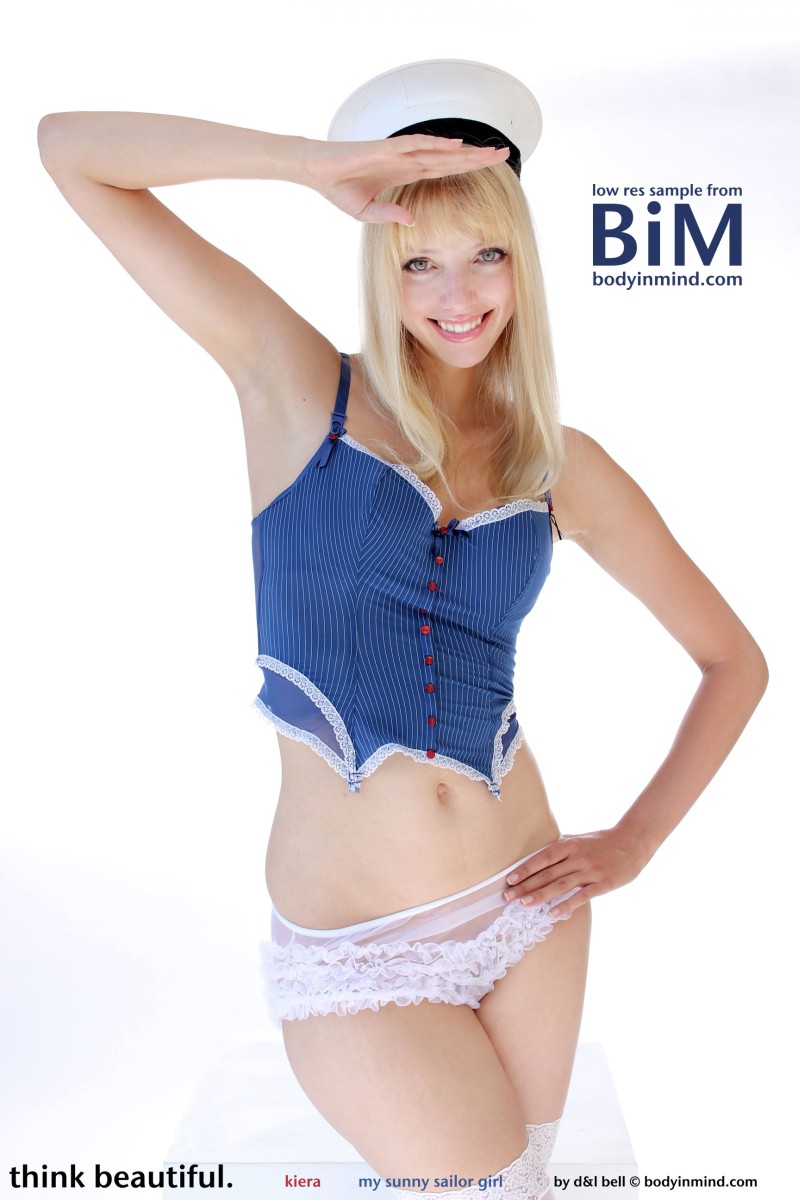 kiere-blonde-vrouwelijke-matroos-naakt-03