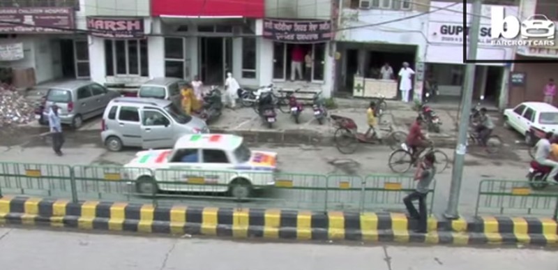 Taxichauffeur uit India rijdt alleen maar in z’n achteruit