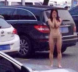 tweelingzus-naakt-op-parkeerplaats