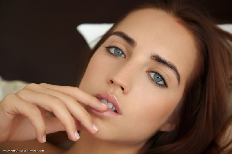 zara-naked-brunette-in-bed-04