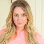 Blonde Stacey, grote tieten, terug in haar meisjeskamer