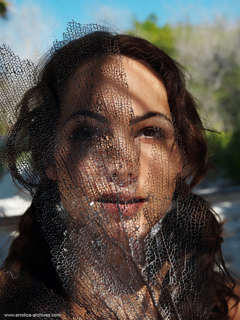 gabriela-naked-on-an-exotic-island-09