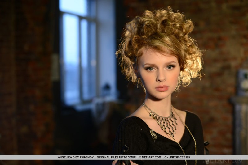 jongevrouw-met-krullen-gaat-naak-01