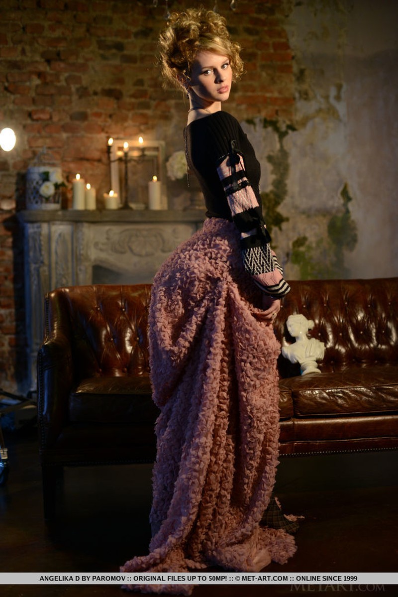 jongevrouw-met-krullen-gaat-naak-02