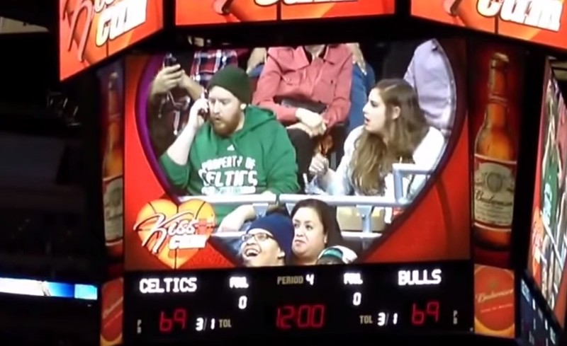 Stel heeft ruzie op de kiss cam, mascotte gaat er met de vrouw vandoor