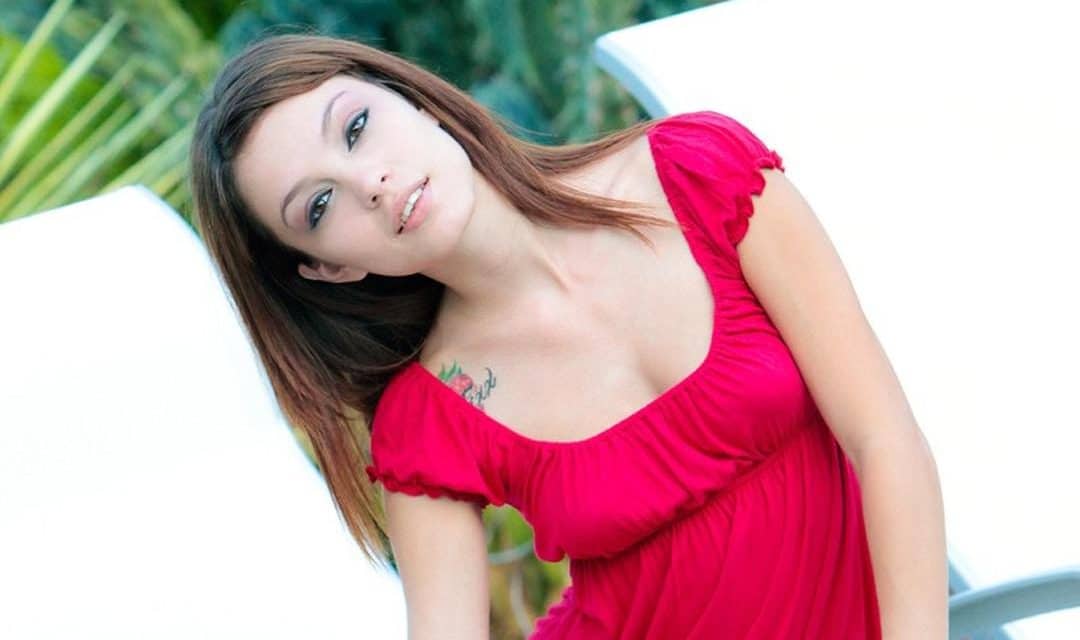 Ashley Doll ziet er sexy uit in haar rode zomerjurkje