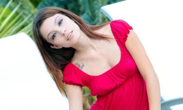 Ashley Doll ziet er sexy uit in haar rode zomerjurkje