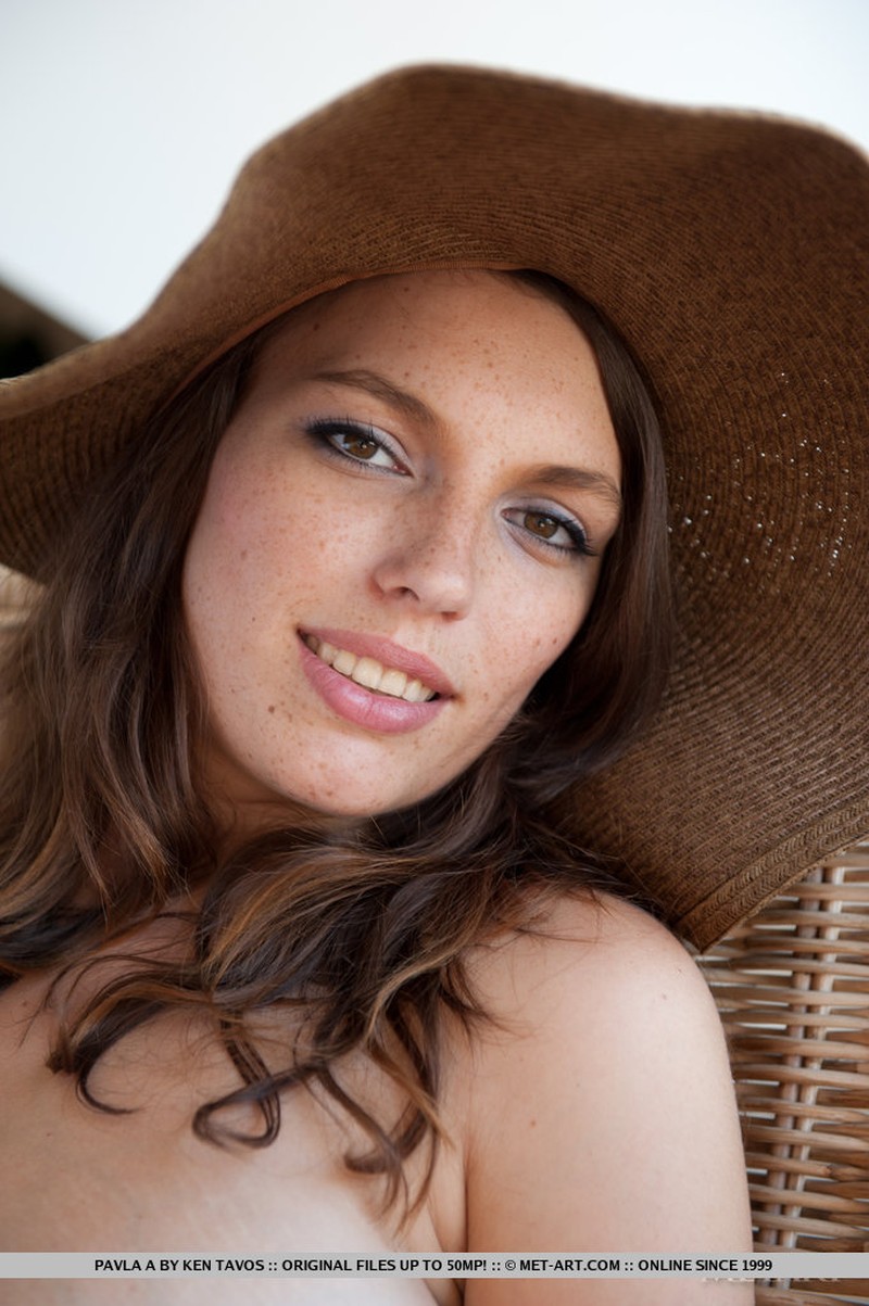 blote-vrouw-met-hoed-en-grote-tieten-15