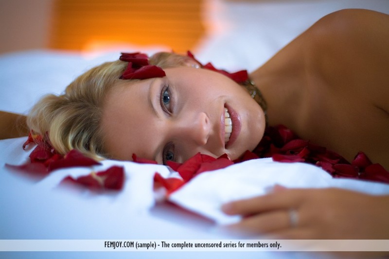 Valentijnsdag tip: rozenblaadjes op bed, is dikke sekspret 13 jenni-rozenblaadjes-op-bed-is-naakt-12