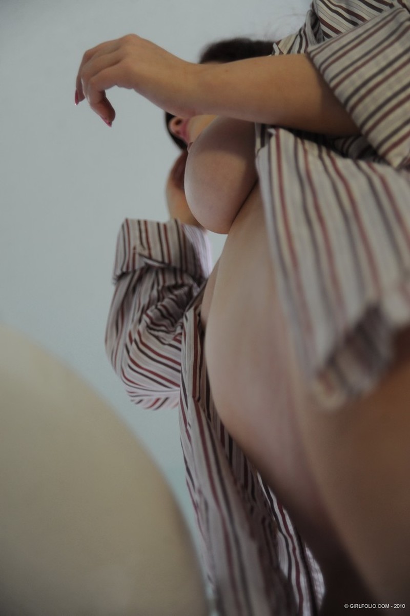 mooie-naakte-vrouw-in-de-badkamer-07