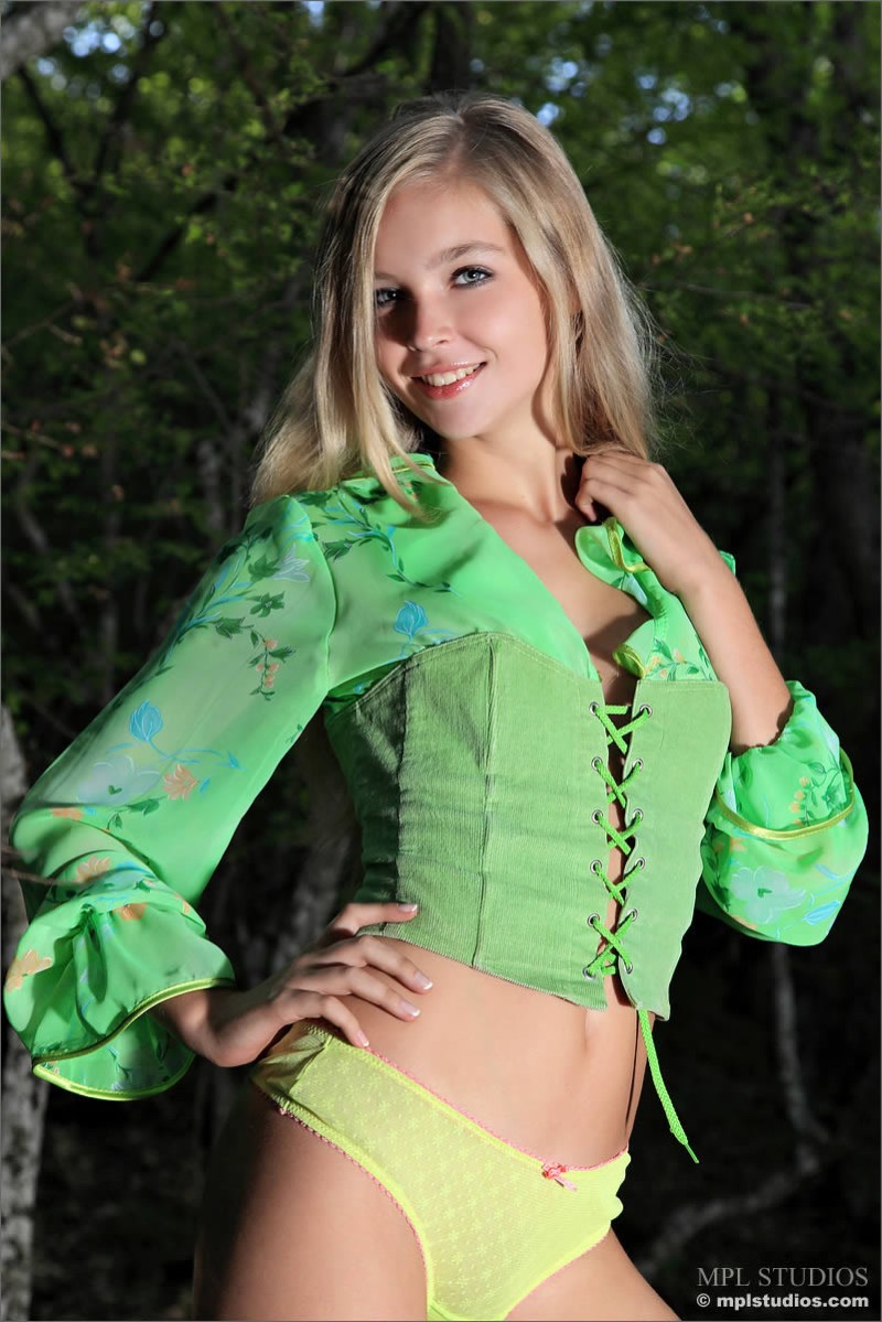 Sienna-kleine-tietjes-naakt-in-het-bos-01