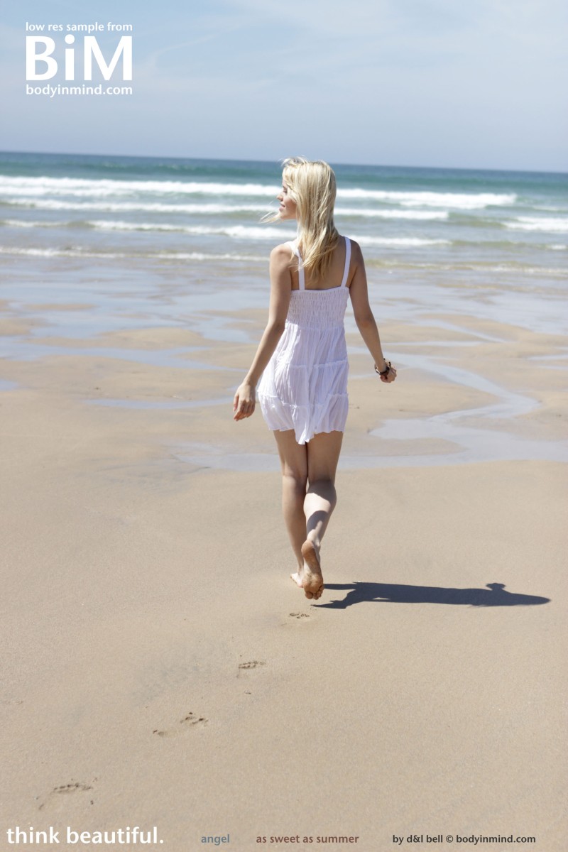 angel-knappe-vrouw-bloot-aan-het-strand-3