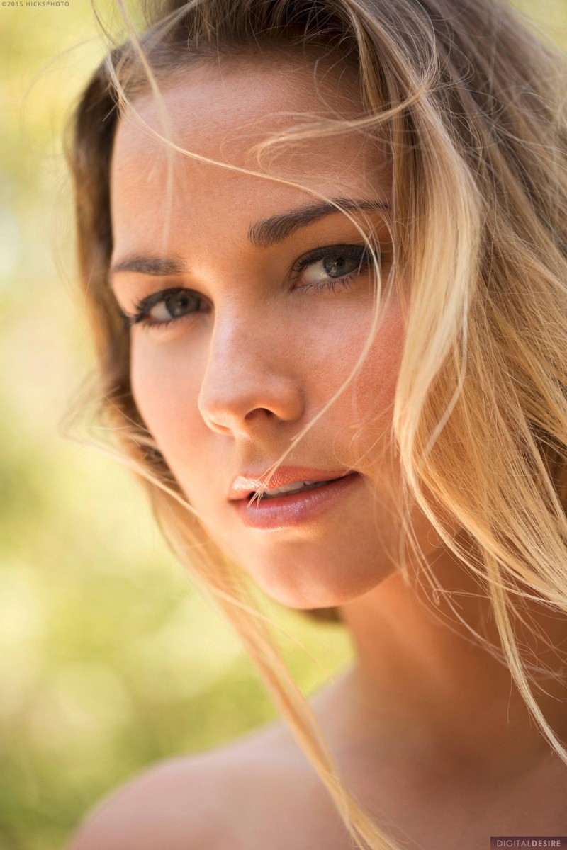 courtney-is-blond-en-naakt-buiten-03