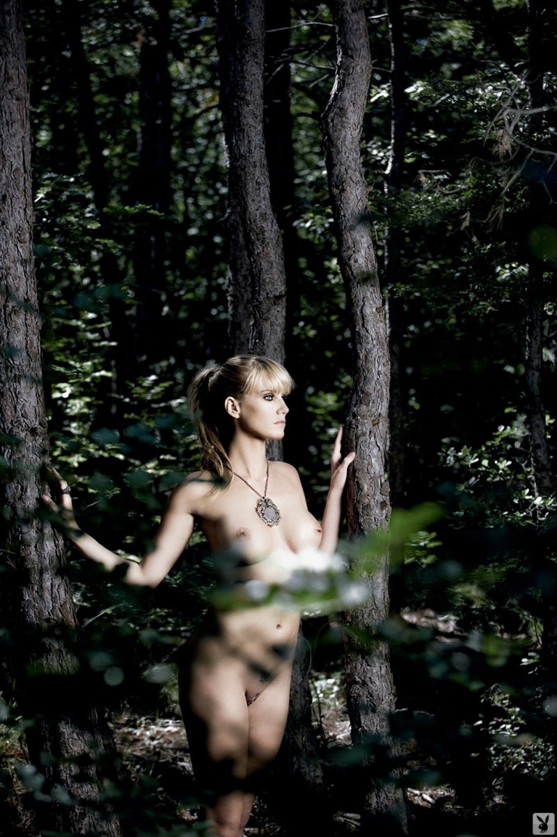 barbara-zatler-naked-playmate-outside-09