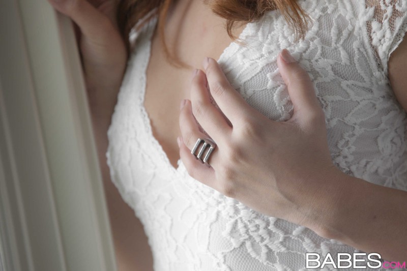 Arianne Marie, knappe brunette, in extase op de bank — photo 4