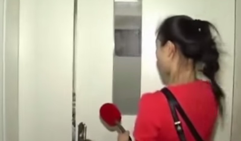 Chinese vrouwenverslinder onder politiebegeleiding het ziekenhuis uit
