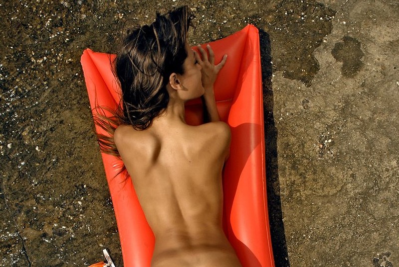 Hete strandbabe, Gigi, naakt op een luchtbed