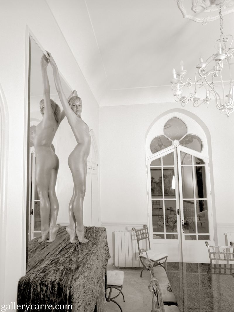 naked-woman-and-a-mirror-01