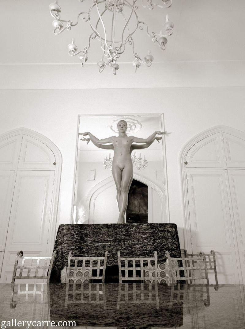 naked-woman-and-a-mirror-10