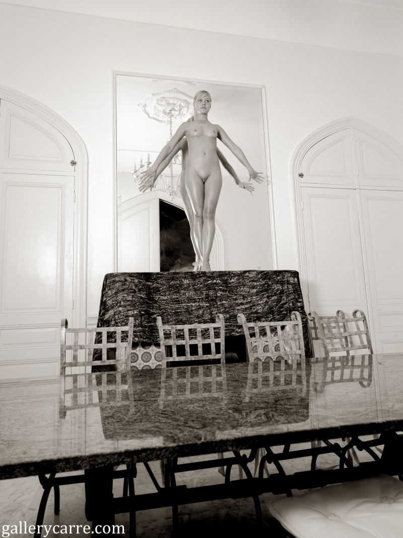 naked-woman-and-a-mirror-12