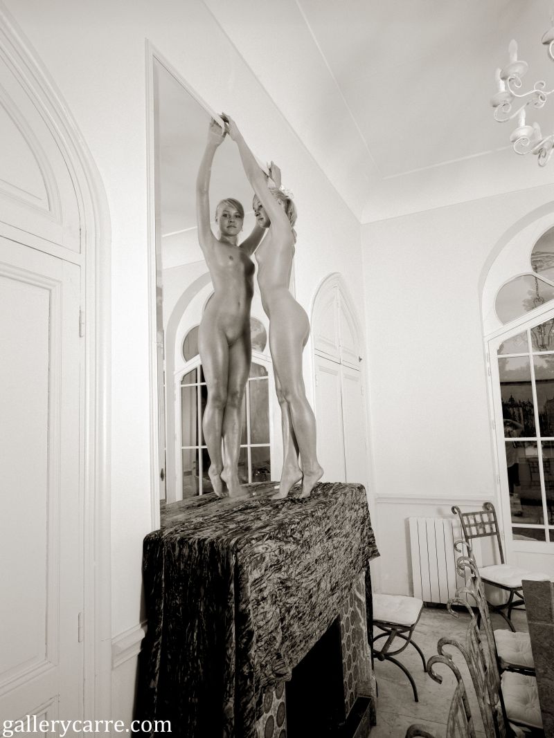 naked-woman-and-a-mirror-13