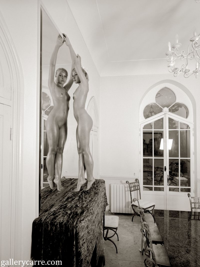 naked-woman-and-a-mirror-14