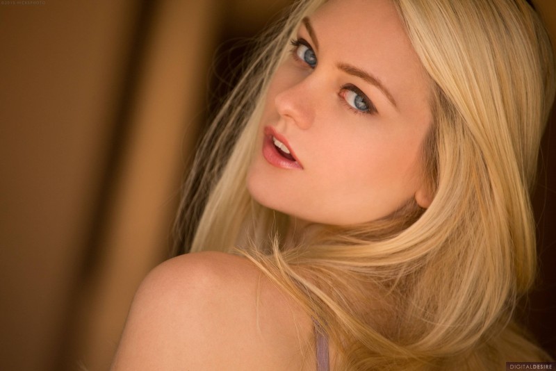 allie-rae-blond-beautiful-and-naked-02