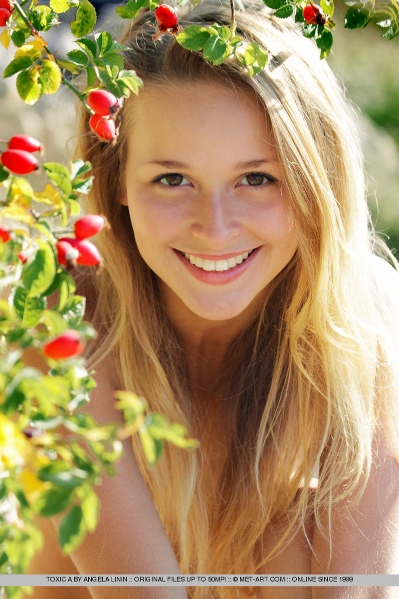 blonde-angela-naked-outside-18