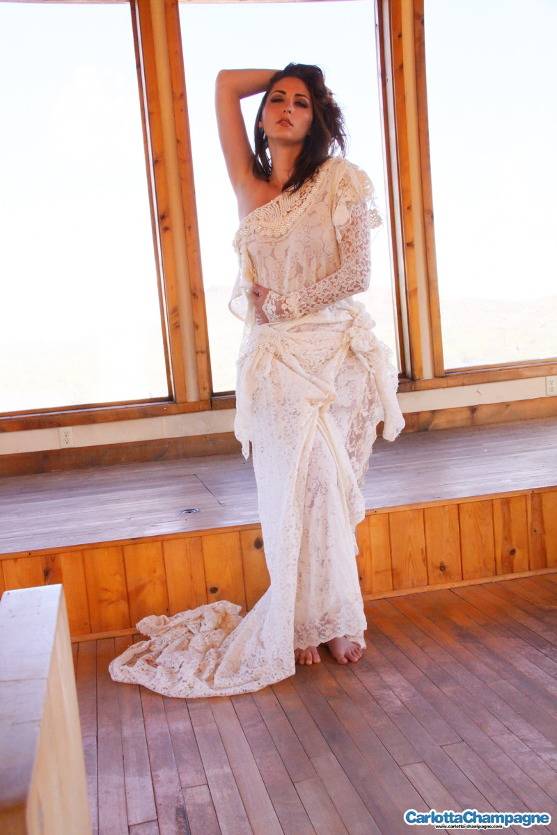 charlotta-champagne-alleen-en-bloot-01