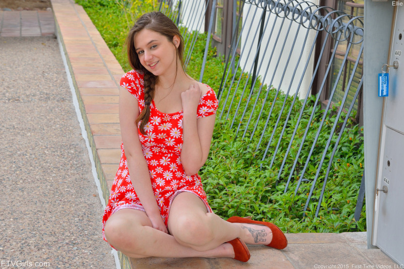 ellie-geen-ondergoed-onder-haar-zomerjurk-02