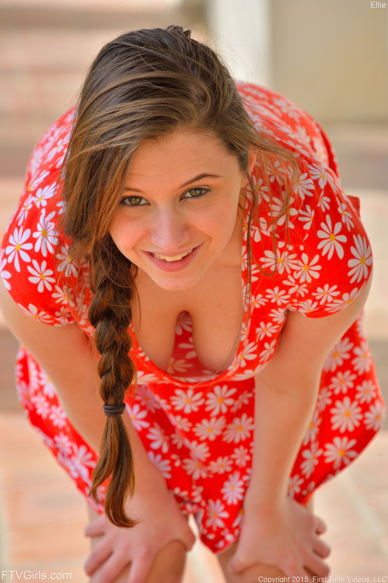 ellie-geen-ondergoed-onder-haar-zomerjurk-14