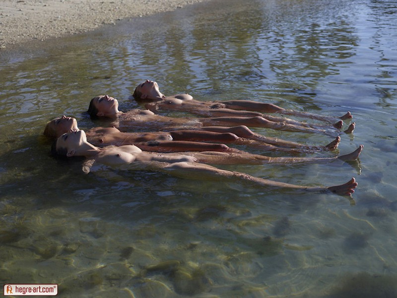 four-naked-woman-on-the-beach-04