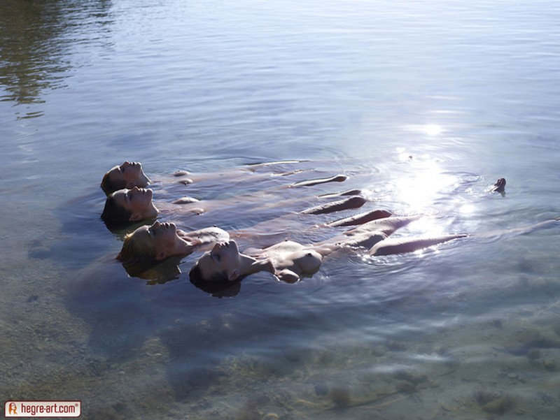 four-naked-woman-on-the-beach-05